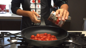 Aggiunta del pomodoro alla padella