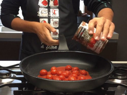 Aggiunta del pomodoro alla padella